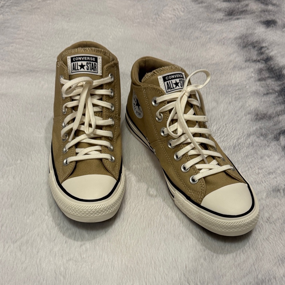 NWOT Converse Chuck Taylor All Star Malden Street Mid Brown